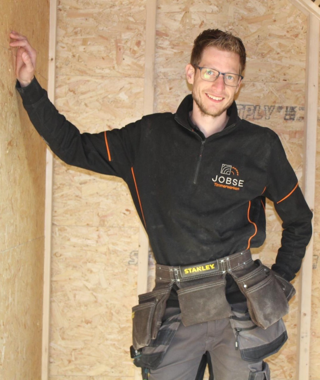 Jan-Pieter Jobse, timmerman van Jobse Timmerwerken, aan het werk