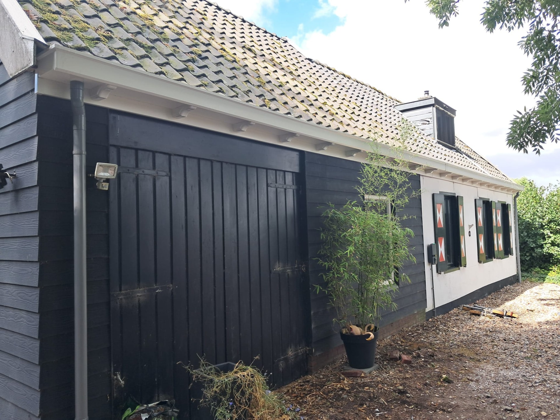 Schuur met nieuwe houten gevel in Kloetinge